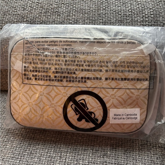 BNWT Authentic Michael Kors Crossbody Bag store purchased NOT outlet ! - Picture 6 of 10